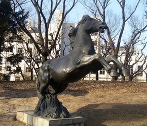 川师校园飞马铜雕塑
